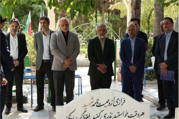 آیین غبارروبی و گلباران مزار شهید محمد اینانلو از شهدای مدافع حرم وزارت ارتباطات و فناوری اطلاعات برگزار شد