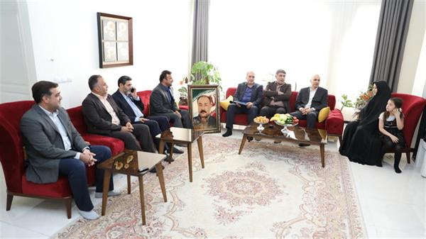 جمعی از مدیران وزارت ارتباطات و فناوری اطلاعات و پژوهشگاه فضایی ایران با حضور در منزل شهید رضالو، از خانواده این شهید تجلیل کردند.